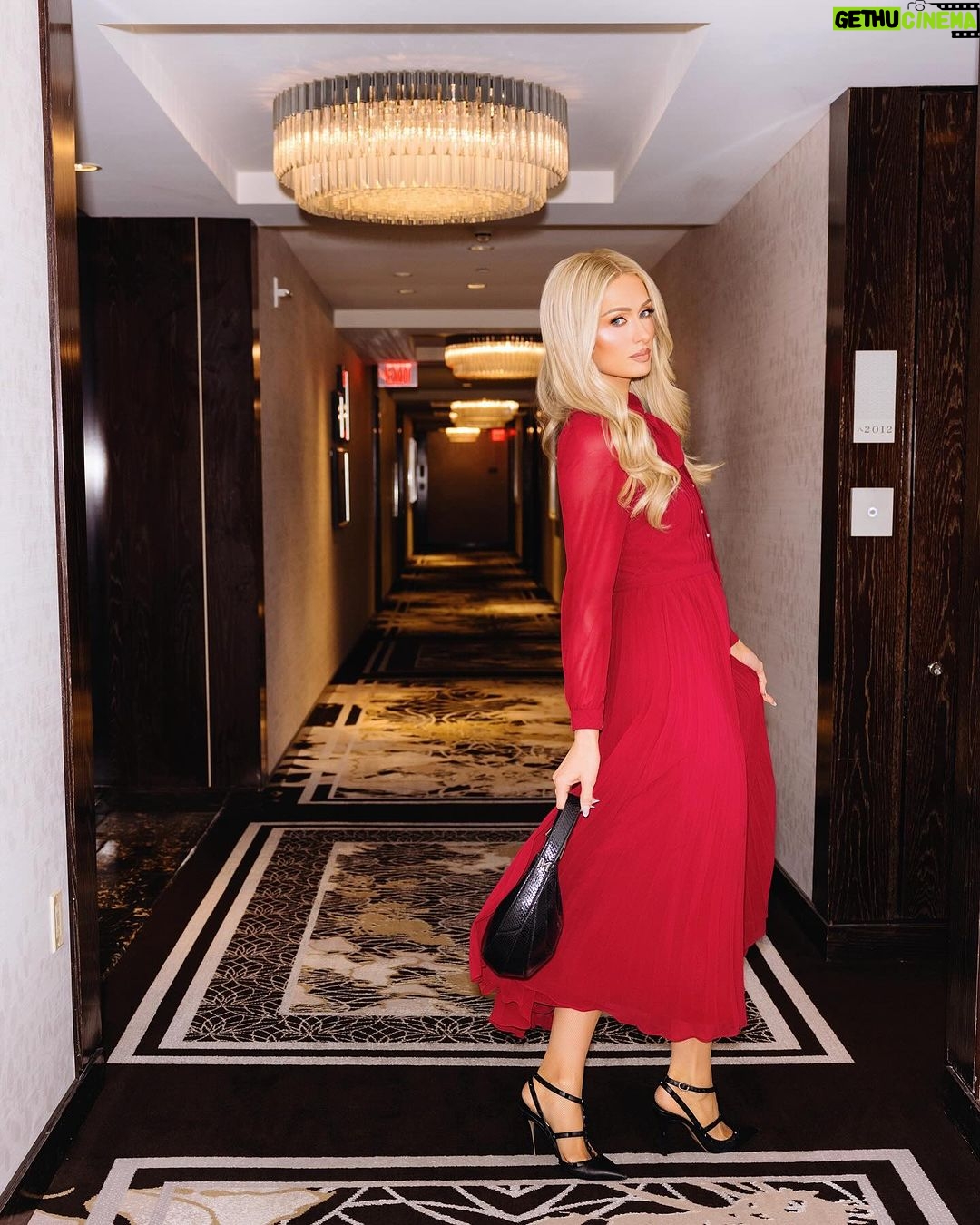 Paris Hilton Instagram - Mirror mirror on the wall 👑🪞Who’s the fairest of them all? ❤️🔥#ThatsHot Waldorf Astoria Las Vegas