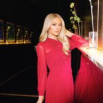 Paris Hilton Instagram - Mirror mirror on the wall 👑🪞Who’s the fairest of them all? ❤️‍🔥#ThatsHot Waldorf Astoria Las Vegas