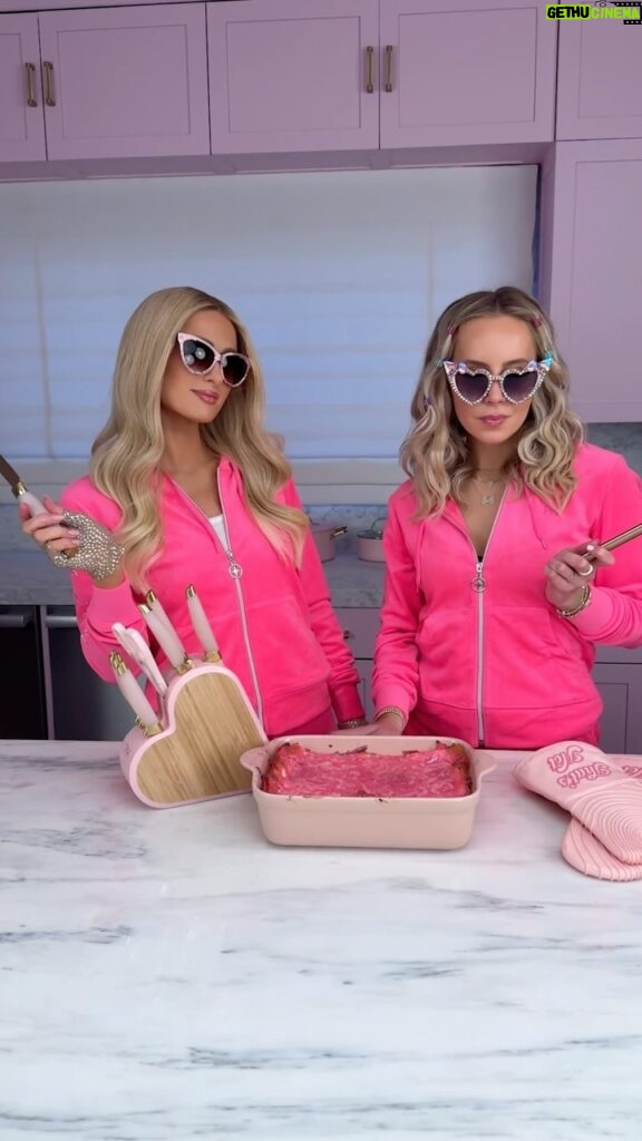 Paris Hilton Instagram - Everything’s better when it’s pink! 💖 My sliving lasagna and my @Walmart cookware✨🔥 Shop now at the link in my bio #ParisHiltonxChefBae