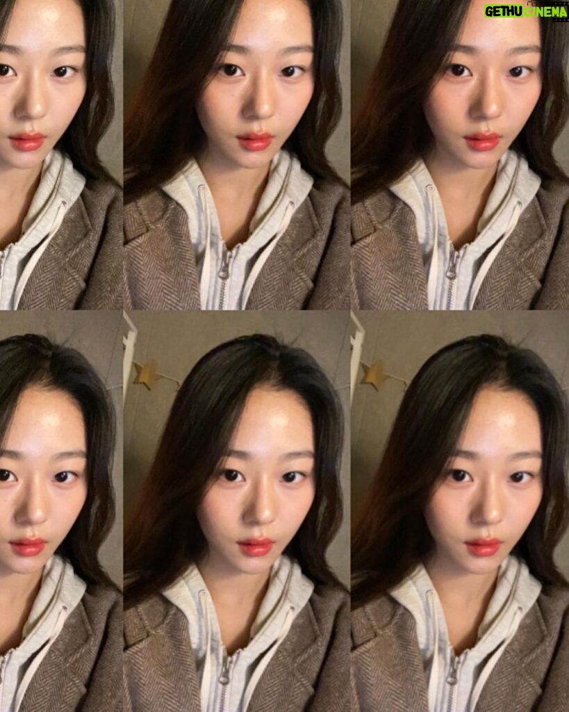 Park Chae-rin Instagram - 굿머닝☀️