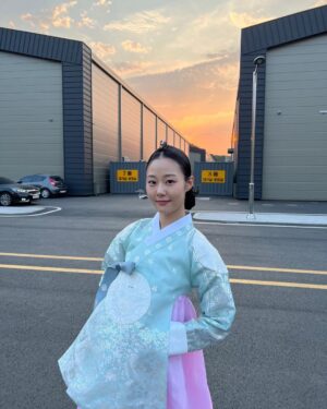 Park Chae-rin Instagram - 슈룹 촬영 때 찍은 사진📸 
그동안 너무 보여주고 싶었는데 드디어 보여줄 수 있어서 설레고 행복해요❤️

토,일 오후 09:10 tvn ‘슈룹’ 많은 시청 부탁드려요😚

#tvn #슈룹