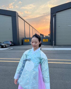Park Chae-rin Instagram - 슈룹 촬영 때 찍은 사진📸 
그동안 너무 보여주고 싶었는데 드디어 보여줄 수 있어서 설레고 행복해요❤️

토,일 오후 09:10 tvn ‘슈룹’ 많은 시청 부탁드려요😚

#tvn #슈룹