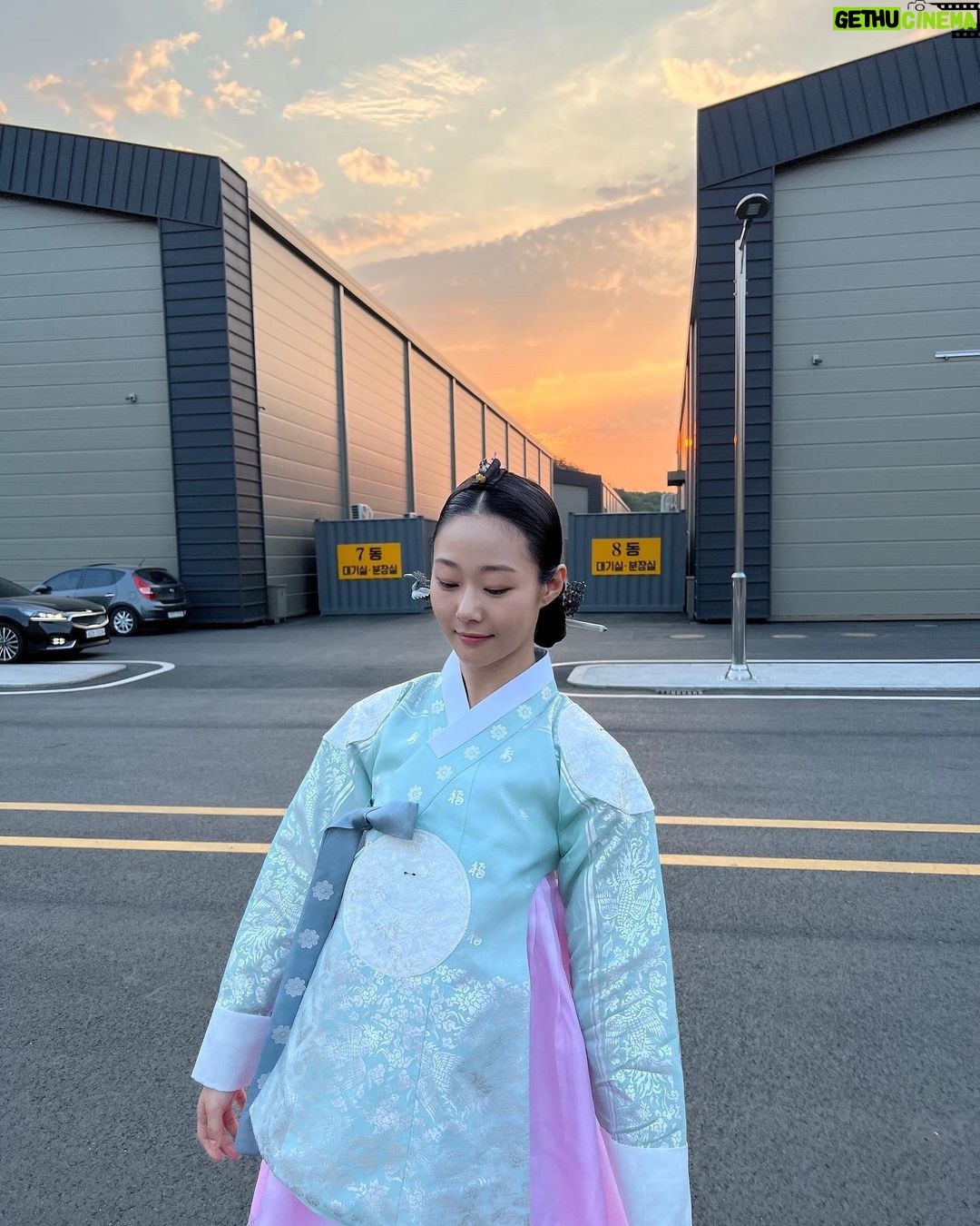 Park Chae-rin - 8K Likes - 슈룹 촬영 때 찍은 사진📸
그동안 너무 보여주고 싶었는데 드디어 보여줄 수 있어서 설레고 행복해요❤️
토,일 오후 09:10 tvn ‘슈룹’ 많은 시청 부탁드려요😚
#tvn #슈룹