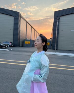 Park Chae-rin Instagram - 슈룹 촬영 때 찍은 사진📸 
그동안 너무 보여주고 싶었는데 드디어 보여줄 수 있어서 설레고 행복해요❤️

토,일 오후 09:10 tvn ‘슈룹’ 많은 시청 부탁드려요😚

#tvn #슈룹