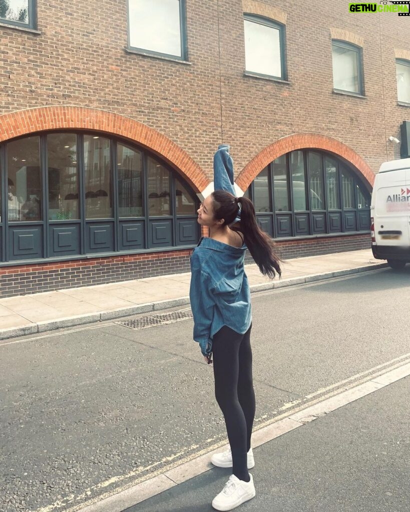 Park Chae-rin Instagram - Happy💙