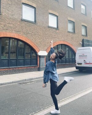 Park Chae-rin Instagram - Happy💙
