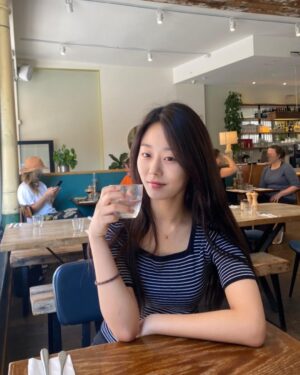 Park Chae-rin Instagram - 🥰