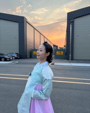 Park Chae-rin Instagram - 슈룹 촬영 때 찍은 사진📸 
그동안 너무 보여주고 싶었는데 드디어 보여줄 수 있어서 설레고 행복해요❤️

토,일 오후 09:10 tvn ‘슈룹’ 많은 시청 부탁드려요😚

#tvn #슈룹