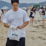 Park Jae-min Instagram – #

#광고

연휴를 맞이하여 해안가로 헨드릭스 넵튜니아와 함께 acg(a cleaner globe) 캠페인, 혹은 플로깅, 즉, 쓰레기를 주으러 다녀왔습니다.

비가 부슬부슬 내리는 날씨에도 불구하고 바다를 즐기러 오신 분들이 참 많았는데, 놀랍게도 쓰레기가 정말 적더라구요.

그래도 모래 사이사이에 숨어있는 쓰레기들. 그 중에서도 특히 담배꽁초와 전자담배꽁초들, 담배 비닐이 많았던 것 같습니다.

놀 때 놀더라도 할 건 하고 노는 헨드릭스 넵튜니아의 정신에 걸맞게 더 깨끗해진 바다를 보면 더 신나게 놀 수 있겠죠?

쓰레기를 줍고 헨드릭스 넵튜니아 부스에 수거하면서 받은 코인으로 경품을 뽑았는데 100% 리얼로 원했던 우산을 받은 찐 표정까지 넵튜니아스러웠던 하루.

여러분도 깨끗한 바다를 직접 가꾸어 보세요!

#헨드릭스진
#헨드릭스넵튜니아
#hendricksgin
#acleanerglobe

@hendricksgin_korea