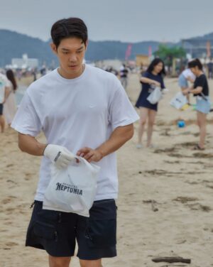 Park Jae-min Instagram - #

#광고

연휴를 맞이하여 해안가로 헨드릭스 넵튜니아와 함께 acg(a cleaner globe) 캠페인, 혹은 플로깅, 즉, 쓰레기를 주으러 다녀왔습니다.

비가 부슬부슬 내리는 날씨에도 불구하고 바다를 즐기러 오신 분들이 참 많았는데, 놀랍게도 쓰레기가 정말 적더라구요.

그래도 모래 사이사이에 숨어있는 쓰레기들. 그 중에서도 특히 담배꽁초와 전자담배꽁초들, 담배 비닐이 많았던 것 같습니다.

놀 때 놀더라도 할 건 하고 노는 헨드릭스 넵튜니아의 정신에 걸맞게 더 깨끗해진 바다를 보면 더 신나게 놀 수 있겠죠?

쓰레기를 줍고 헨드릭스 넵튜니아 부스에 수거하면서 받은 코인으로 경품을 뽑았는데 100% 리얼로 원했던 우산을 받은 찐 표정까지 넵튜니아스러웠던 하루.

여러분도 깨끗한 바다를 직접 가꾸어 보세요!

#헨드릭스진
#헨드릭스넵튜니아
#hendricksgin
#acleanerglobe

@hendricksgin_korea
