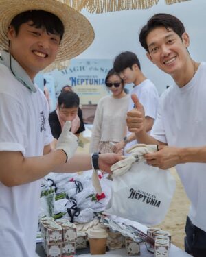 Park Jae-min Instagram - #

#광고

연휴를 맞이하여 해안가로 헨드릭스 넵튜니아와 함께 acg(a cleaner globe) 캠페인, 혹은 플로깅, 즉, 쓰레기를 주으러 다녀왔습니다.

비가 부슬부슬 내리는 날씨에도 불구하고 바다를 즐기러 오신 분들이 참 많았는데, 놀랍게도 쓰레기가 정말 적더라구요.

그래도 모래 사이사이에 숨어있는 쓰레기들. 그 중에서도 특히 담배꽁초와 전자담배꽁초들, 담배 비닐이 많았던 것 같습니다.

놀 때 놀더라도 할 건 하고 노는 헨드릭스 넵튜니아의 정신에 걸맞게 더 깨끗해진 바다를 보면 더 신나게 놀 수 있겠죠?

쓰레기를 줍고 헨드릭스 넵튜니아 부스에 수거하면서 받은 코인으로 경품을 뽑았는데 100% 리얼로 원했던 우산을 받은 찐 표정까지 넵튜니아스러웠던 하루.

여러분도 깨끗한 바다를 직접 가꾸어 보세요!

#헨드릭스진
#헨드릭스넵튜니아
#hendricksgin
#acleanerglobe

@hendricksgin_korea