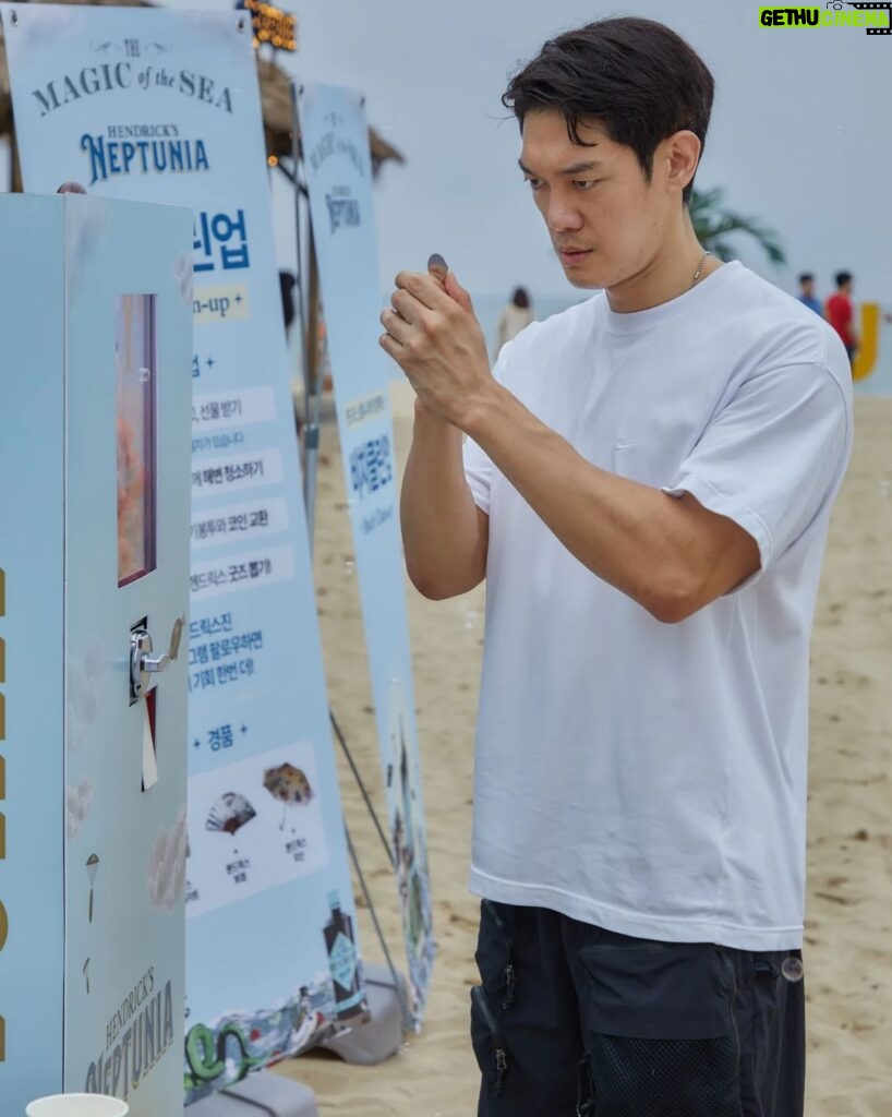 Park Jae-min Instagram - # #광고 연휴를 맞이하여 해안가로 헨드릭스 넵튜니아와 함께 acg(a cleaner globe) 캠페인, 혹은 플로깅, 즉, 쓰레기를 주으러 다녀왔습니다. 비가 부슬부슬 내리는 날씨에도 불구하고 바다를 즐기러 오신 분들이 참 많았는데, 놀랍게도 쓰레기가 정말 적더라구요. 그래도 모래 사이사이에 숨어있는 쓰레기들. 그 중에서도 특히 담배꽁초와 전자담배꽁초들, 담배 비닐이 많았던 것 같습니다. 놀 때 놀더라도 할 건 하고 노는 헨드릭스 넵튜니아의 정신에 걸맞게 더 깨끗해진 바다를 보면 더 신나게 놀 수 있겠죠? 쓰레기를 줍고 헨드릭스 넵튜니아 부스에 수거하면서 받은 코인으로 경품을 뽑았는데 100% 리얼로 원했던 우산을 받은 찐 표정까지 넵튜니아스러웠던 하루. 여러분도 깨끗한 바다를 직접 가꾸어 보세요! #헨드릭스진 #헨드릭스넵튜니아 #hendricksgin #acleanerglobe @hendricksgin_korea