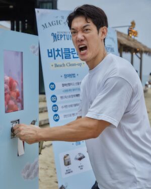 Park Jae-min Instagram - #

#광고

연휴를 맞이하여 해안가로 헨드릭스 넵튜니아와 함께 acg(a cleaner globe) 캠페인, 혹은 플로깅, 즉, 쓰레기를 주으러 다녀왔습니다.

비가 부슬부슬 내리는 날씨에도 불구하고 바다를 즐기러 오신 분들이 참 많았는데, 놀랍게도 쓰레기가 정말 적더라구요.

그래도 모래 사이사이에 숨어있는 쓰레기들. 그 중에서도 특히 담배꽁초와 전자담배꽁초들, 담배 비닐이 많았던 것 같습니다.

놀 때 놀더라도 할 건 하고 노는 헨드릭스 넵튜니아의 정신에 걸맞게 더 깨끗해진 바다를 보면 더 신나게 놀 수 있겠죠?

쓰레기를 줍고 헨드릭스 넵튜니아 부스에 수거하면서 받은 코인으로 경품을 뽑았는데 100% 리얼로 원했던 우산을 받은 찐 표정까지 넵튜니아스러웠던 하루.

여러분도 깨끗한 바다를 직접 가꾸어 보세요!

#헨드릭스진
#헨드릭스넵튜니아
#hendricksgin
#acleanerglobe

@hendricksgin_korea