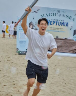 Park Jae-min Instagram - #

#광고

연휴를 맞이하여 해안가로 헨드릭스 넵튜니아와 함께 acg(a cleaner globe) 캠페인, 혹은 플로깅, 즉, 쓰레기를 주으러 다녀왔습니다.

비가 부슬부슬 내리는 날씨에도 불구하고 바다를 즐기러 오신 분들이 참 많았는데, 놀랍게도 쓰레기가 정말 적더라구요.

그래도 모래 사이사이에 숨어있는 쓰레기들. 그 중에서도 특히 담배꽁초와 전자담배꽁초들, 담배 비닐이 많았던 것 같습니다.

놀 때 놀더라도 할 건 하고 노는 헨드릭스 넵튜니아의 정신에 걸맞게 더 깨끗해진 바다를 보면 더 신나게 놀 수 있겠죠?

쓰레기를 줍고 헨드릭스 넵튜니아 부스에 수거하면서 받은 코인으로 경품을 뽑았는데 100% 리얼로 원했던 우산을 받은 찐 표정까지 넵튜니아스러웠던 하루.

여러분도 깨끗한 바다를 직접 가꾸어 보세요!

#헨드릭스진
#헨드릭스넵튜니아
#hendricksgin
#acleanerglobe

@hendricksgin_korea