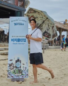 Park Jae-min Instagram - # #광고 연휴를 맞이하여 해안가로 헨드릭스 넵튜니아와 함께 acg(a cleaner globe) 캠페인, 혹은 플로깅, 즉, 쓰레기를 주으러 다녀왔습니다. 비가 부슬부슬 내리는 날씨에도 불구하고 바다를 즐기러 오신 분들이 참 많았는데, 놀랍게도 쓰레기가 정말 적더라구요. 그래도 모래 사이사이에 숨어있는 쓰레기들. 그 중에서도 특히 담배꽁초와 전자담배꽁초들, 담배 비닐이 많았던 것 같습니다. 놀 때 놀더라도 할 건 하고 노는 헨드릭스 넵튜니아의 정신에 걸맞게 더 깨끗해진 바다를 보면 더 신나게 놀 수 있겠죠? 쓰레기를 줍고 헨드릭스 넵튜니아 부스에 수거하면서 받은 코인으로 경품을 뽑았는데 100% 리얼로 원했던 우산을 받은 찐 표정까지 넵튜니아스러웠던 하루. 여러분도 깨끗한 바다를 직접 가꾸어 보세요! #헨드릭스진 #헨드릭스넵튜니아 #hendricksgin #acleanerglobe @hendricksgin_korea