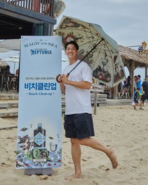 Park Jae-min Instagram - #

#광고

연휴를 맞이하여 해안가로 헨드릭스 넵튜니아와 함께 acg(a cleaner globe) 캠페인, 혹은 플로깅, 즉, 쓰레기를 주으러 다녀왔습니다.

비가 부슬부슬 내리는 날씨에도 불구하고 바다를 즐기러 오신 분들이 참 많았는데, 놀랍게도 쓰레기가 정말 적더라구요.

그래도 모래 사이사이에 숨어있는 쓰레기들. 그 중에서도 특히 담배꽁초와 전자담배꽁초들, 담배 비닐이 많았던 것 같습니다.

놀 때 놀더라도 할 건 하고 노는 헨드릭스 넵튜니아의 정신에 걸맞게 더 깨끗해진 바다를 보면 더 신나게 놀 수 있겠죠?

쓰레기를 줍고 헨드릭스 넵튜니아 부스에 수거하면서 받은 코인으로 경품을 뽑았는데 100% 리얼로 원했던 우산을 받은 찐 표정까지 넵튜니아스러웠던 하루.

여러분도 깨끗한 바다를 직접 가꾸어 보세요!

#헨드릭스진
#헨드릭스넵튜니아
#hendricksgin
#acleanerglobe

@hendricksgin_korea