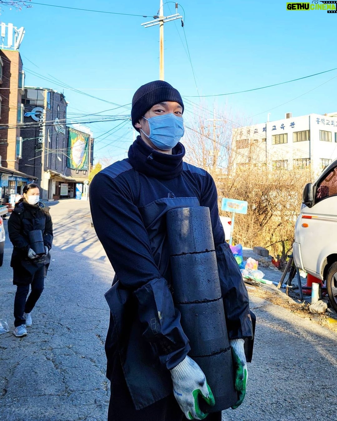 Park Jae-min Instagram - # 오늘의 연탄 배달도 무사히 마무리 되었습니다. 추울까봐 모닥불을 피워주시는 아버님부터 유기견들을 모아서 보살피시는 부부까지. 코로나19로 인해 개인 봉사자 숫자가 급격히 줄어들었지만 어느 때 못지 않게 따뜻하고 열정적이었던 연탄 배달이었습니다. 올 겨울도 무탈하게 나시기를 기원합니다. Just another ordinary day, doing ordinary things. Today's coal briquette delivery completed. Making the world just a little bit warmer. #연탄 #사랑의연탄나눔운동