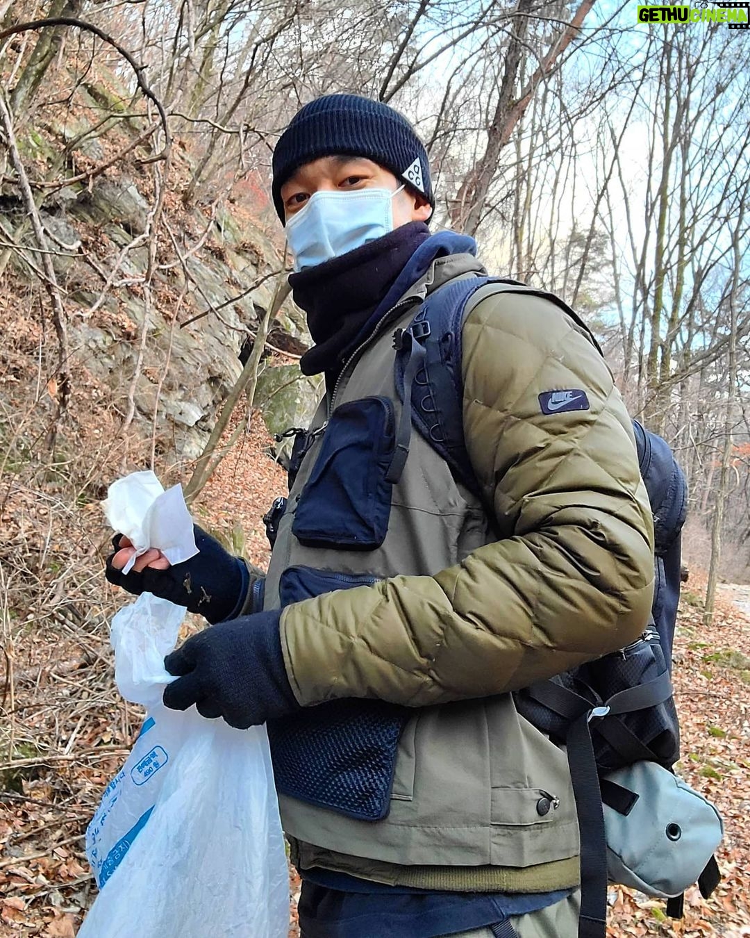 Park Jae-min Instagram - # 겨울산은 겨울산만의 독특한 매력이 있는 것 같습니다. 언뜻 쓸쓸하고 추워 보이지만 차가운 얼음과 바스라지는 낙엽들 밑으로 흐르는 잔잔하지만 강인한 생명력을 느낄 수 있는 유일한 시기이기도 하죠. 이 절경에 어울리지 않는 녀석들을 하나 둘 천천히 줍다보면 어느 샌가 하루치 운동이 끝나고는 합니다. 작은 노력이지만 적어도 우리 자녀들이 사는 세상에 오늘 주운 플라스틱 병과 캔 몇 개는 사라졌겠죠? 함께 해요 여러분! # ACG X ACG All Conditions Gear X A Cleaner Globe Did you know plastic bags are used for only an average of 12 minutes but it takes at least 500 years to degrade in a landfill? Even when we are gone, our grand children's grand children's grand children will have to live on a soil, polluted with plastic bags which came from hundreds of years ago, not knowing who threw it away or why. It is our responsibility to keep our mother nature clean and pass it down to our kids. So I am kicking off a movement named 'ACG' standing for 'A Cleaner Globe'. Anyone who would like to join this movement, don't hesitate to contact me thru DM. All you need is go outdoor, and bring a trash bag with a good will to save our beautiful home, planet earth. Join this movement and share, post a photo whenever, wherever you are with #acleanerglobe 담배 꽁초 10년. 일회용 컵 10년. 스티로폼 50년. 플라스틱 70년. 알루미늄캔 100년. 폐마스크 최소 100년 이상. 그리고 스티로폼 500년 이상. 우리가 잠시 편하기 위해, 혹은 잠시 소홀한 틈에 지구는 수백 년의 아픈 기다림을 시작하게 됩니다. 지금 내가 버린 한 줌의 쓰레기는 내 손주의 손주, 그 손주의 손주가 밟을 땅에 여전히 남아 있을 것입니다. 내 아이들이 살아갈 이 집을 깨끗하게 물려주기 위해, 깨끗한 지구 프로젝트, ACG 프로젝트를 시작합니다. 필요한 준비물은 쓰레기 봉지 하나, 그리고 의지. 장소는 지구 상의 어느 곳이든 상관 없습니다. 단, 야외가 좋겠죠? 내가 줍는 쓰레기 한 줌이 내 아이들이 살아갈 지구라는 집의 500년을 바꿔줄 것입니다. 여러분도 동참해 보세요! 우리의 집, 지구를 씻겨주고 #acleanerglobe 와 함께 사진을 올려주세요! For A Cleaner Globe! #acleanerglobe #acg #쓰줍산 #나이키 #nike #outdoor #우리강산푸르게푸르게 #sustainability #snkrskickcheck 치악산