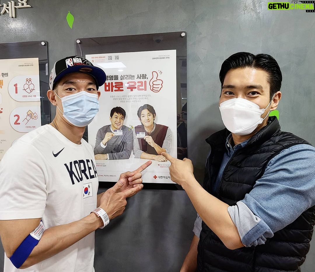 Park Jae-min Instagram - (전) 헌혈홍보대사 (@siwonchoi) 그리고 (현) 헌혈홍보대사의 만남. 헌혈 중이라는 얘기를 듣고 근처를 지나다가 응원하러 들러준 시원이. 선배 홍보대사님의 응원 덕에 오늘도 생명 나누고 왔습니다. 저 또한 여러분들의 동참을 응원합니다! While donating blood, my good friend Si-won stopped by to support me as the former honorary ambassador of blood donation. A good deed for the day accomplished! #blooddonation #헌혈