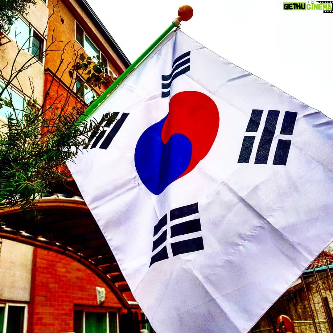 Park Jae-min Instagram - # 내가 아닌 무언가를, 내가 아닌 누군가를 위해 목숨을 바칠 수 있다는 용기와 결단력, 그리고 숭고함. 잊지 않고 오늘도 감사하며 살겠습니다. Commemorating the 101th Korean Independence Movement day. Proud of my great-grandpa who fought for this country and freedom. Not trying to be a nationalist, but to talk about how hard it could be to sacrifice one's own life for something which is not yourself. #삼일절