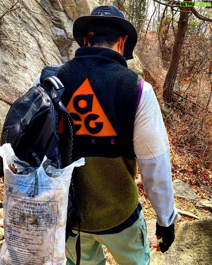 Park Jae-min Instagram - # 혹시 3월 3일이 국립공원의 날인 것을 알고 계셨나요? 올해가 첫 기념일이라고 하네요. 국립공원의 날을 맞아 북한산 국립공원에서 주한 미국 대사관 직원들과 함께 acg (a cleaner globe) 캠페인을 펼치고 왔습니다. 주은 쓰레기의 양이 어마어마 하네요. 보다 깨끗하고 나은 환경을 후대에 잘 물려주는 것은 선택이 아닌 필수입니다. acg 캠페인 함께 해요! commemorating the first ever National Park Day of Korea with the acg campaign. thanks to my friends who came along and joined the acg movement to change the world to a better place for our kids, Matt (@mattwilson_11) and the US Embassy (@usembassyseoul). join us and save the planet! # ACG (A Cleaner Globe) Did you know plastic bags are used for only an average of 12 minutes but it takes at least 500 years to degrade in a landfill? Even when we are gone, our grand children's grand children's grand children will have to live on a soil, polluted with plastic bags which came from hundreds of years ago, not knowing who threw it away or why. It is our responsibility to keep our mother nature clean and pass it down to our kids. So I am kicking off a movement named 'ACG' standing for 'A Cleaner Globe'. Anyone who would like to join this movement, don't hesitate to contact me thru DM. All you need is go outdoor, and bring a trash bag with a good will to save our beautiful home, planet earth. Join this movement and share, post a photo whenever, wherever you are with #acleanerglobe 담배 꽁초 10년. 일회용 컵 10년. 스티로폼 50년. 플라스틱 70년. 알루미늄캔 100년. 폐마스크 최소 100년 이상. 그리고 스티로폼 500년 이상. 우리가 잠시 편하기 위해, 혹은 잠시 소홀한 틈에 지구는 수백 년의 아픈 기다림을 시작하게 됩니다. 지금 내가 버린 한 줌의 쓰레기는 내 손주의 손주, 그 손주의 손주가 밟을 땅에 여전히 남아 있을 것입니다. 내 아이들이 살아갈 이 집을 깨끗하게 물려주기 위해, 깨끗한 지구 프로젝트, ACG 프로젝트를 시작합니다. 필요한 준비물은 쓰레기 봉지 하나, 그리고 의지. 장소는 지구 상의 어느 곳이든 상관 없습니다. 단, 야외가 좋겠죠? 내가 줍는 쓰레기 한 줌이 내 아이들이 살아갈 지구라는 집의 500년을 바꿔줄 것입니다. 여러분도 동참해 보세요! 우리의 집, 지구를 씻겨주고 #acleanerglobe 와 함께 사진을 올려주세요! For A Cleaner Globe! #acg #usembassy #국립공원의날 #쓰줍산 #우리강산푸르게푸르게 #acleanerglobe #nike #북한산 북한산 국립공원 Bukhansan National Park