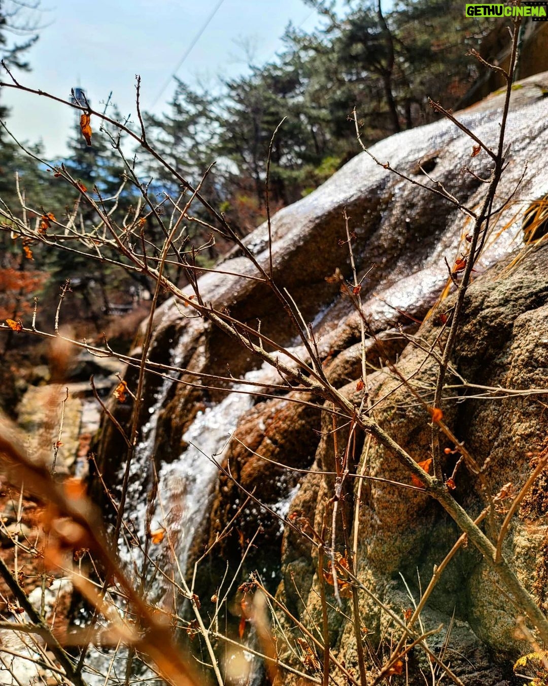 Park Jae-min Instagram - # 혹시 3월 3일이 국립공원의 날인 것을 알고 계셨나요? 올해가 첫 기념일이라고 하네요. 국립공원의 날을 맞아 북한산 국립공원에서 주한 미국 대사관 직원들과 함께 acg (a cleaner globe) 캠페인을 펼치고 왔습니다. 주은 쓰레기의 양이 어마어마 하네요. 보다 깨끗하고 나은 환경을 후대에 잘 물려주는 것은 선택이 아닌 필수입니다. acg 캠페인 함께 해요! commemorating the first ever National Park Day of Korea with the acg campaign. thanks to my friends who came along and joined the acg movement to change the world to a better place for our kids, Matt (@mattwilson_11) and the US Embassy (@usembassyseoul). join us and save the planet! # ACG (A Cleaner Globe) Did you know plastic bags are used for only an average of 12 minutes but it takes at least 500 years to degrade in a landfill? Even when we are gone, our grand children's grand children's grand children will have to live on a soil, polluted with plastic bags which came from hundreds of years ago, not knowing who threw it away or why. It is our responsibility to keep our mother nature clean and pass it down to our kids. So I am kicking off a movement named 'ACG' standing for 'A Cleaner Globe'. Anyone who would like to join this movement, don't hesitate to contact me thru DM. All you need is go outdoor, and bring a trash bag with a good will to save our beautiful home, planet earth. Join this movement and share, post a photo whenever, wherever you are with #acleanerglobe 담배 꽁초 10년. 일회용 컵 10년. 스티로폼 50년. 플라스틱 70년. 알루미늄캔 100년. 폐마스크 최소 100년 이상. 그리고 스티로폼 500년 이상. 우리가 잠시 편하기 위해, 혹은 잠시 소홀한 틈에 지구는 수백 년의 아픈 기다림을 시작하게 됩니다. 지금 내가 버린 한 줌의 쓰레기는 내 손주의 손주, 그 손주의 손주가 밟을 땅에 여전히 남아 있을 것입니다. 내 아이들이 살아갈 이 집을 깨끗하게 물려주기 위해, 깨끗한 지구 프로젝트, ACG 프로젝트를 시작합니다. 필요한 준비물은 쓰레기 봉지 하나, 그리고 의지. 장소는 지구 상의 어느 곳이든 상관 없습니다. 단, 야외가 좋겠죠? 내가 줍는 쓰레기 한 줌이 내 아이들이 살아갈 지구라는 집의 500년을 바꿔줄 것입니다. 여러분도 동참해 보세요! 우리의 집, 지구를 씻겨주고 #acleanerglobe 와 함께 사진을 올려주세요! For A Cleaner Globe! #acg #usembassy #국립공원의날 #쓰줍산 #우리강산푸르게푸르게 #acleanerglobe #nike #북한산 북한산 국립공원 Bukhansan National Park