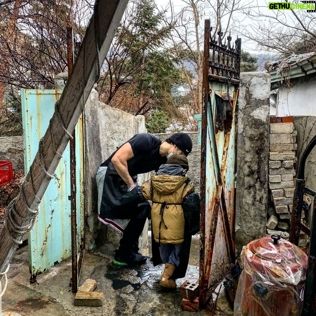 Park Jae-min Instagram - # 비오는 날 1600장 연탄 봉사의 마지막 한 장을 날라준 8살 꼬마 신사. 이름이 무려 서지석. 길이 너무 미끄러워 손 잡고 어머님께 에스코트중. A young gentleman who put the period to todays delivery. Escorting him all the way down to his mummy since the street was very much slippery. Way to go son! I bet he was smiling behind that mask. #연탄 #봉사활동 #서지석 형을 만났어요. @seostar09