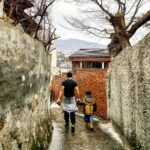 Park Jae-min Instagram - # 비오는 날 1600장 연탄 봉사의 마지막 한 장을 날라준 8살 꼬마 신사. 이름이 무려 서지석. 길이 너무 미끄러워 손 잡고 어머님께 에스코트중. A young gentleman who put the period to todays delivery. Escorting him all the way down to his mummy since the street was very much slippery. Way to go son! I bet he was smiling behind that mask. #연탄 #봉사활동 #서지석 형을 만났어요. @seostar09