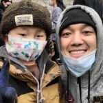 Park Jae-min Instagram - # 비오는 날 1600장 연탄 봉사의 마지막 한 장을 날라준 8살 꼬마 신사. 이름이 무려 서지석. 길이 너무 미끄러워 손 잡고 어머님께 에스코트중. A young gentleman who put the period to todays delivery. Escorting him all the way down to his mummy since the street was very much slippery. Way to go son! I bet he was smiling behind that mask. #연탄 #봉사활동 #서지석 형을 만났어요. @seostar09
