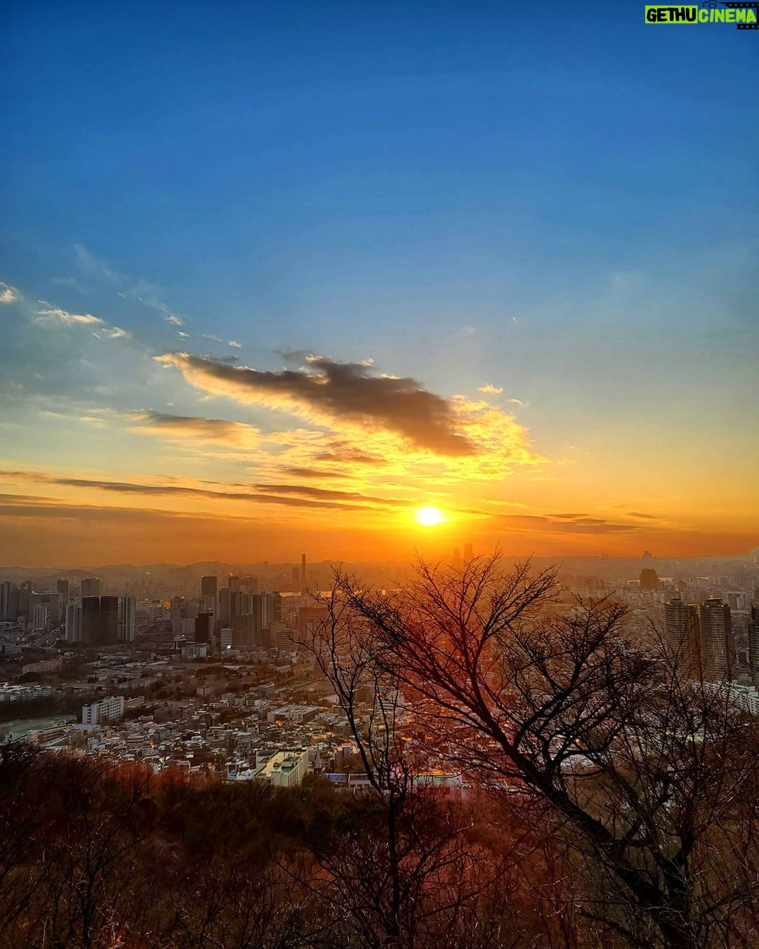 Park Jae-min Instagram - # It is never too cold. 다사다난 했던 한 해였습니다. 기대했던 계획은 물거품이 되고 기다렸던 희소식은 들리지 않았습니다. 하지만 난세에도 영웅은 존재했고 무방비 상태에서도 우리는 잘 버텨냈습니다. 그 누구도 아닌 국민들이 진정한 영웅이었고, 의료진 여러분들이 진정한 영웅이었고, 빈틈 없이 나라를 지킨 군인들이 진정한 영웅이었습니다. 19에 시작된 악몽이 21이 될 때까지도 끝나지 않았지만, 분명 새해에는 이 긴 악몽에서 깨어날 수 있겠죠. 우리는 이겨왔고 이겨낼 것이며 보다 더 강해질 겁니다. 고생하셨습니다. 내년에도 잘 부탁드리겠습니다. Has been a crazy year. However we always won and will win this battle as well. Be strong and be brave. Hope 2021 be a blast to every one. Thank you and happy new year to all. #happynewyear #송구영신 #새해복많이받으세요 #내년에는시상식갈수있길 #오늘도15kg짊어지고 #급속행군