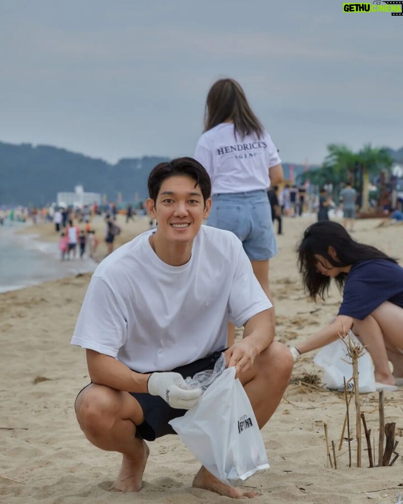 Park Jae-min Instagram - # #광고 연휴를 맞이하여 해안가로 헨드릭스 넵튜니아와 함께 acg(a cleaner globe) 캠페인, 혹은 플로깅, 즉, 쓰레기를 주으러 다녀왔습니다. 비가 부슬부슬 내리는 날씨에도 불구하고 바다를 즐기러 오신 분들이 참 많았는데, 놀랍게도 쓰레기가 정말 적더라구요. 그래도 모래 사이사이에 숨어있는 쓰레기들. 그 중에서도 특히 담배꽁초와 전자담배꽁초들, 담배 비닐이 많았던 것 같습니다. 놀 때 놀더라도 할 건 하고 노는 헨드릭스 넵튜니아의 정신에 걸맞게 더 깨끗해진 바다를 보면 더 신나게 놀 수 있겠죠? 쓰레기를 줍고 헨드릭스 넵튜니아 부스에 수거하면서 받은 코인으로 경품을 뽑았는데 100% 리얼로 원했던 우산을 받은 찐 표정까지 넵튜니아스러웠던 하루. 여러분도 깨끗한 바다를 직접 가꾸어 보세요! #헨드릭스진 #헨드릭스넵튜니아 #hendricksgin #acleanerglobe @hendricksgin_korea