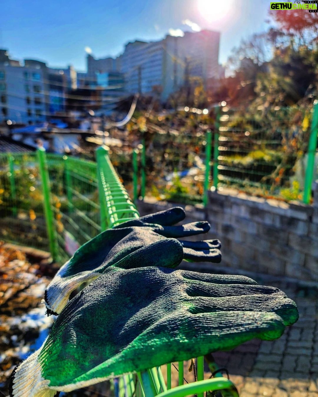 Park Jae-min Instagram - # 오늘의 연탄 배달도 무사히 마무리 되었습니다. 추울까봐 모닥불을 피워주시는 아버님부터 유기견들을 모아서 보살피시는 부부까지. 코로나19로 인해 개인 봉사자 숫자가 급격히 줄어들었지만 어느 때 못지 않게 따뜻하고 열정적이었던 연탄 배달이었습니다. 올 겨울도 무탈하게 나시기를 기원합니다. Just another ordinary day, doing ordinary things. Today's coal briquette delivery completed. Making the world just a little bit warmer. #연탄 #사랑의연탄나눔운동