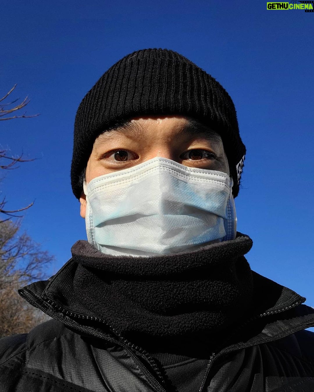 Park Jae-min Instagram - # 오늘의 연탄 배달도 무사히 마무리 되었습니다. 추울까봐 모닥불을 피워주시는 아버님부터 유기견들을 모아서 보살피시는 부부까지. 코로나19로 인해 개인 봉사자 숫자가 급격히 줄어들었지만 어느 때 못지 않게 따뜻하고 열정적이었던 연탄 배달이었습니다. 올 겨울도 무탈하게 나시기를 기원합니다. Just another ordinary day, doing ordinary things. Today's coal briquette delivery completed. Making the world just a little bit warmer. #연탄 #사랑의연탄나눔운동