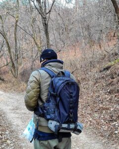 Park Jae-min Instagram - # 겨울산은 겨울산만의 독특한 매력이 있는 것 같습니다. 언뜻 쓸쓸하고 추워 보이지만 차가운 얼음과 바스라지는 낙엽들 밑으로 흐르는 잔잔하지만 강인한 생명력을 느낄 수 있는 유일한 시기이기도 하죠. 이 절경에 어울리지 않는 녀석들을 하나 둘 천천히 줍다보면 어느 샌가 하루치 운동이 끝나고는 합니다. 작은 노력이지만 적어도 우리 자녀들이 사는 세상에 오늘 주운 플라스틱 병과 캔 몇 개는 사라졌겠죠? 함께 해요 여러분! # ACG X ACG All Conditions Gear X A Cleaner Globe Did you know plastic bags are used for only an average of 12 minutes but it takes at least 500 years to degrade in a landfill? Even when we are gone, our grand children's grand children's grand children will have to live on a soil, polluted with plastic bags which came from hundreds of years ago, not knowing who threw it away or why. It is our responsibility to keep our mother nature clean and pass it down to our kids. So I am kicking off a movement named 'ACG' standing for 'A Cleaner Globe'. Anyone who would like to join this movement, don't hesitate to contact me thru DM. All you need is go outdoor, and bring a trash bag with a good will to save our beautiful home, planet earth. Join this movement and share, post a photo whenever, wherever you are with #acleanerglobe 담배 꽁초 10년. 일회용 컵 10년. 스티로폼 50년. 플라스틱 70년. 알루미늄캔 100년. 폐마스크 최소 100년 이상. 그리고 스티로폼 500년 이상. 우리가 잠시 편하기 위해, 혹은 잠시 소홀한 틈에 지구는 수백 년의 아픈 기다림을 시작하게 됩니다. 지금 내가 버린 한 줌의 쓰레기는 내 손주의 손주, 그 손주의 손주가 밟을 땅에 여전히 남아 있을 것입니다. 내 아이들이 살아갈 이 집을 깨끗하게 물려주기 위해, 깨끗한 지구 프로젝트, ACG 프로젝트를 시작합니다. 필요한 준비물은 쓰레기 봉지 하나, 그리고 의지. 장소는 지구 상의 어느 곳이든 상관 없습니다. 단, 야외가 좋겠죠? 내가 줍는 쓰레기 한 줌이 내 아이들이 살아갈 지구라는 집의 500년을 바꿔줄 것입니다. 여러분도 동참해 보세요! 우리의 집, 지구를 씻겨주고 #acleanerglobe 와 함께 사진을 올려주세요! For A Cleaner Globe! #acleanerglobe #acg #쓰줍산 #나이키 #nike #outdoor #우리강산푸르게푸르게 #sustainability #snkrskickcheck 치악산