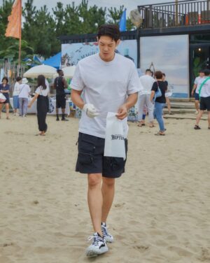 Park Jae-min Instagram - #

#광고

연휴를 맞이하여 해안가로 헨드릭스 넵튜니아와 함께 acg(a cleaner globe) 캠페인, 혹은 플로깅, 즉, 쓰레기를 주으러 다녀왔습니다.

비가 부슬부슬 내리는 날씨에도 불구하고 바다를 즐기러 오신 분들이 참 많았는데, 놀랍게도 쓰레기가 정말 적더라구요.

그래도 모래 사이사이에 숨어있는 쓰레기들. 그 중에서도 특히 담배꽁초와 전자담배꽁초들, 담배 비닐이 많았던 것 같습니다.

놀 때 놀더라도 할 건 하고 노는 헨드릭스 넵튜니아의 정신에 걸맞게 더 깨끗해진 바다를 보면 더 신나게 놀 수 있겠죠?

쓰레기를 줍고 헨드릭스 넵튜니아 부스에 수거하면서 받은 코인으로 경품을 뽑았는데 100% 리얼로 원했던 우산을 받은 찐 표정까지 넵튜니아스러웠던 하루.

여러분도 깨끗한 바다를 직접 가꾸어 보세요!

#헨드릭스진
#헨드릭스넵튜니아
#hendricksgin
#acleanerglobe

@hendricksgin_korea
