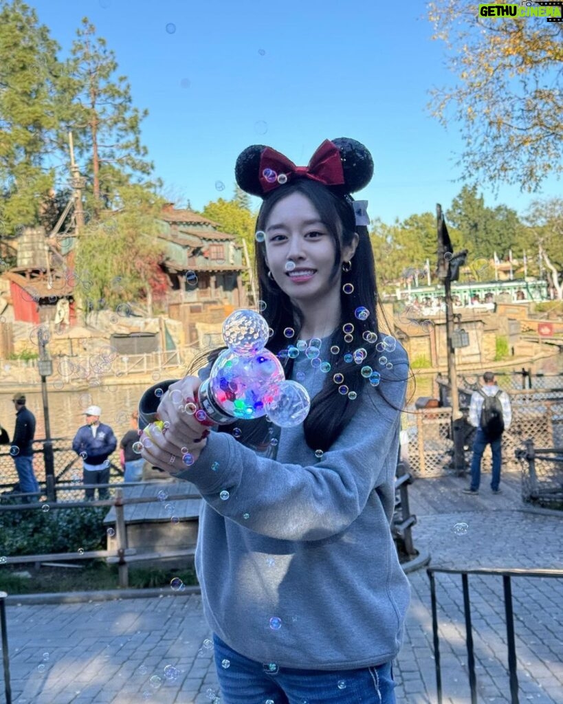Park Ji-yeon Instagram - Disneyland ✨