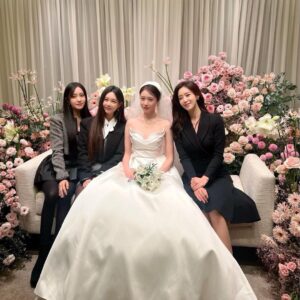 Park Ji-yeon Instagram - 언니들 얼굴 보자마자 눈물 한 바가지.. 
언니들은 이 좋은 날 왜 우냐고 으이그 울지 마!! 
해놓고 축사 때 3단 콤보로 한 명씩 눈물 공격... 🥹🤧
우리한테 무슨 말이 필요하겠어ㅠㅠ
고맙고 사랑해 우리 언니들❤❤❤