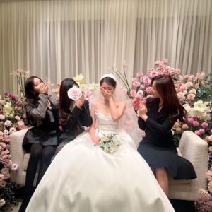 Park Ji-yeon Instagram - 언니들 얼굴 보자마자 눈물 한 바가지.. 
언니들은 이 좋은 날 왜 우냐고 으이그 울지 마!! 
해놓고 축사 때 3단 콤보로 한 명씩 눈물 공격... 🥹🤧
우리한테 무슨 말이 필요하겠어ㅠㅠ
고맙고 사랑해 우리 언니들❤❤❤