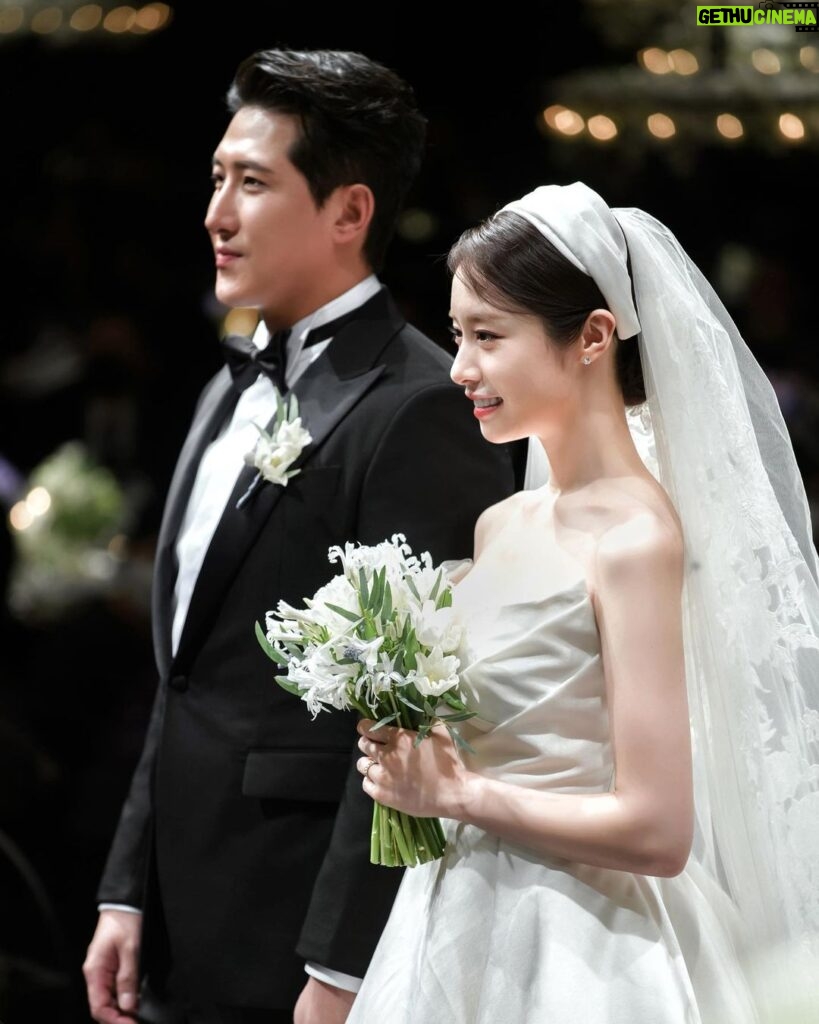 Park Ji-yeon Instagram - 2022년 12월 10일 너무나 감사하게 많은 분들의 축복을 받으며 결혼식을 올렸습니다. 바쁘신 와중에도 결혼식에 와주셔서 너무 감사합니다. 결혼식에는 오지 못했지만 멀리서도 저희를 축하해 주신 모든 분들께 다시 한번 감사하다는 말 드립니다. 또 저희 결혼을 위해 도와주신 많은 분들께도 진심으로 감사하는 말 드립니다! 이 마음 이 기분 이 행복 앞으로 평생 간직하며 예쁘고 행복하게 살겠습니다. 모든 분들께 다시 한번 감사드립니다❤️
