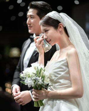Park Ji-yeon Instagram - 2022년 12월 10일 
너무나 감사하게 많은 분들의 축복을 받으며 결혼식을 올렸습니다. 
바쁘신 와중에도 결혼식에 와주셔서 너무 감사합니다. 
결혼식에는 오지 못했지만 멀리서도 저희를 축하해 주신 모든 분들께 다시 한번 감사하다는 말 드립니다. 
또 저희 결혼을 위해 도와주신 많은 분들께도 진심으로 감사하는 말 드립니다! 
이 마음 이 기분 이 행복 앞으로 평생 간직하며 예쁘고 행복하게 살겠습니다. 
모든 분들께 다시 한번 감사드립니다❤️