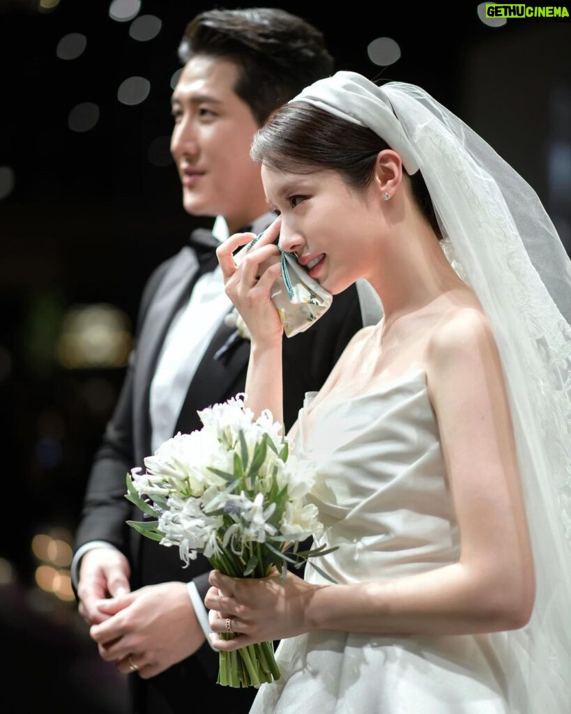Park Ji-yeon Instagram - 2022년 12월 10일 너무나 감사하게 많은 분들의 축복을 받으며 결혼식을 올렸습니다. 바쁘신 와중에도 결혼식에 와주셔서 너무 감사합니다. 결혼식에는 오지 못했지만 멀리서도 저희를 축하해 주신 모든 분들께 다시 한번 감사하다는 말 드립니다. 또 저희 결혼을 위해 도와주신 많은 분들께도 진심으로 감사하는 말 드립니다! 이 마음 이 기분 이 행복 앞으로 평생 간직하며 예쁘고 행복하게 살겠습니다. 모든 분들께 다시 한번 감사드립니다❤️