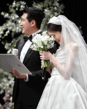 Park Ji-yeon Instagram - 2022년 12월 10일 
너무나 감사하게 많은 분들의 축복을 받으며 결혼식을 올렸습니다. 
바쁘신 와중에도 결혼식에 와주셔서 너무 감사합니다. 
결혼식에는 오지 못했지만 멀리서도 저희를 축하해 주신 모든 분들께 다시 한번 감사하다는 말 드립니다. 
또 저희 결혼을 위해 도와주신 많은 분들께도 진심으로 감사하는 말 드립니다! 
이 마음 이 기분 이 행복 앞으로 평생 간직하며 예쁘고 행복하게 살겠습니다. 
모든 분들께 다시 한번 감사드립니다❤️
