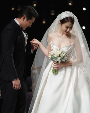 Park Ji-yeon Instagram - 2022년 12월 10일 
너무나 감사하게 많은 분들의 축복을 받으며 결혼식을 올렸습니다. 
바쁘신 와중에도 결혼식에 와주셔서 너무 감사합니다. 
결혼식에는 오지 못했지만 멀리서도 저희를 축하해 주신 모든 분들께 다시 한번 감사하다는 말 드립니다. 
또 저희 결혼을 위해 도와주신 많은 분들께도 진심으로 감사하는 말 드립니다! 
이 마음 이 기분 이 행복 앞으로 평생 간직하며 예쁘고 행복하게 살겠습니다. 
모든 분들께 다시 한번 감사드립니다❤️
