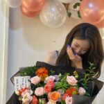Park Ji-yeon Instagram – 데뷔 후 첫 단독 팬미팅✨ 그리웠던 무대에서 만나 정말 행복한 시간이었어요.  마지막 곡엔 울지않으려 꾹꾹 참느라 힘들었네요🥹 그대들 또 하나의 추억을 함께 해줘서 고마워요❤️🙇‍♀️