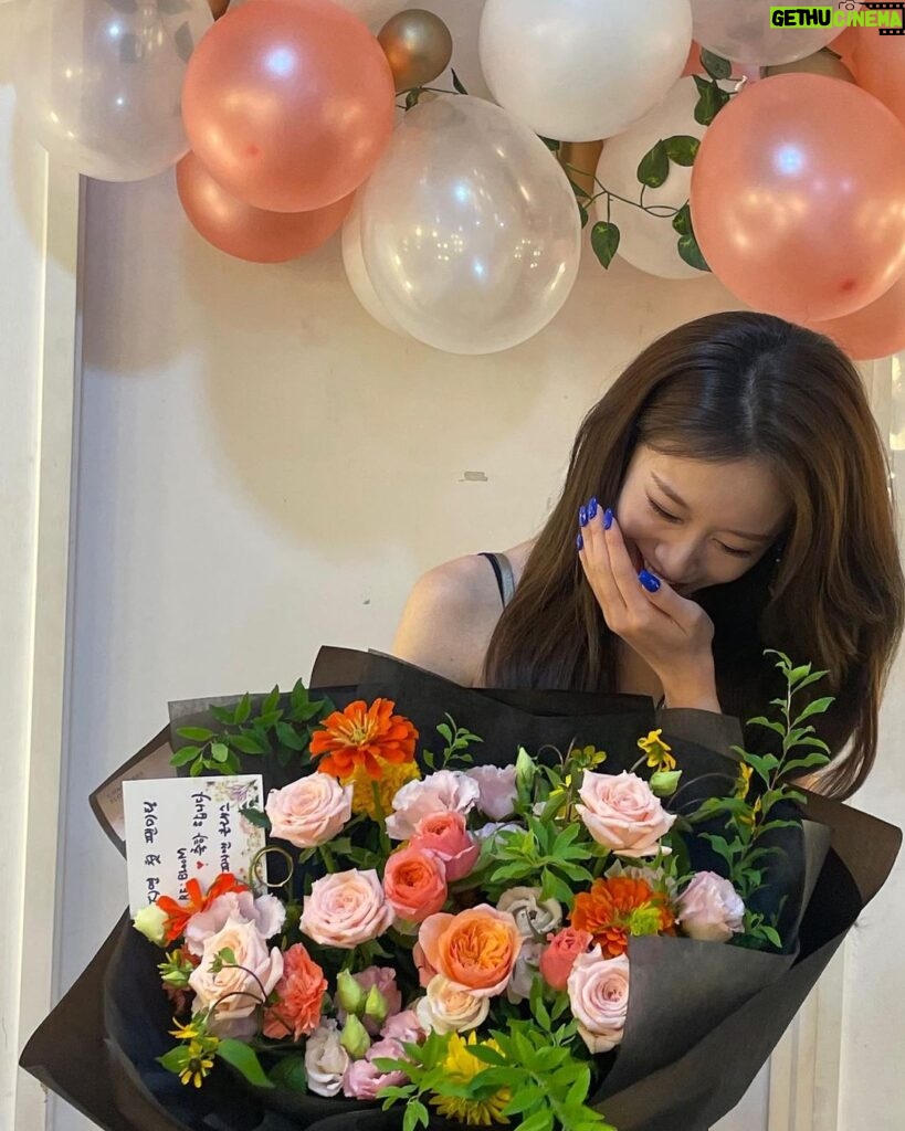 Park Ji-yeon Instagram - 데뷔 후 첫 단독 팬미팅✨ 그리웠던 무대에서 만나 정말 행복한 시간이었어요. 마지막 곡엔 울지않으려 꾹꾹 참느라 힘들었네요🥹 그대들 또 하나의 추억을 함께 해줘서 고마워요❤️🙇‍♀️