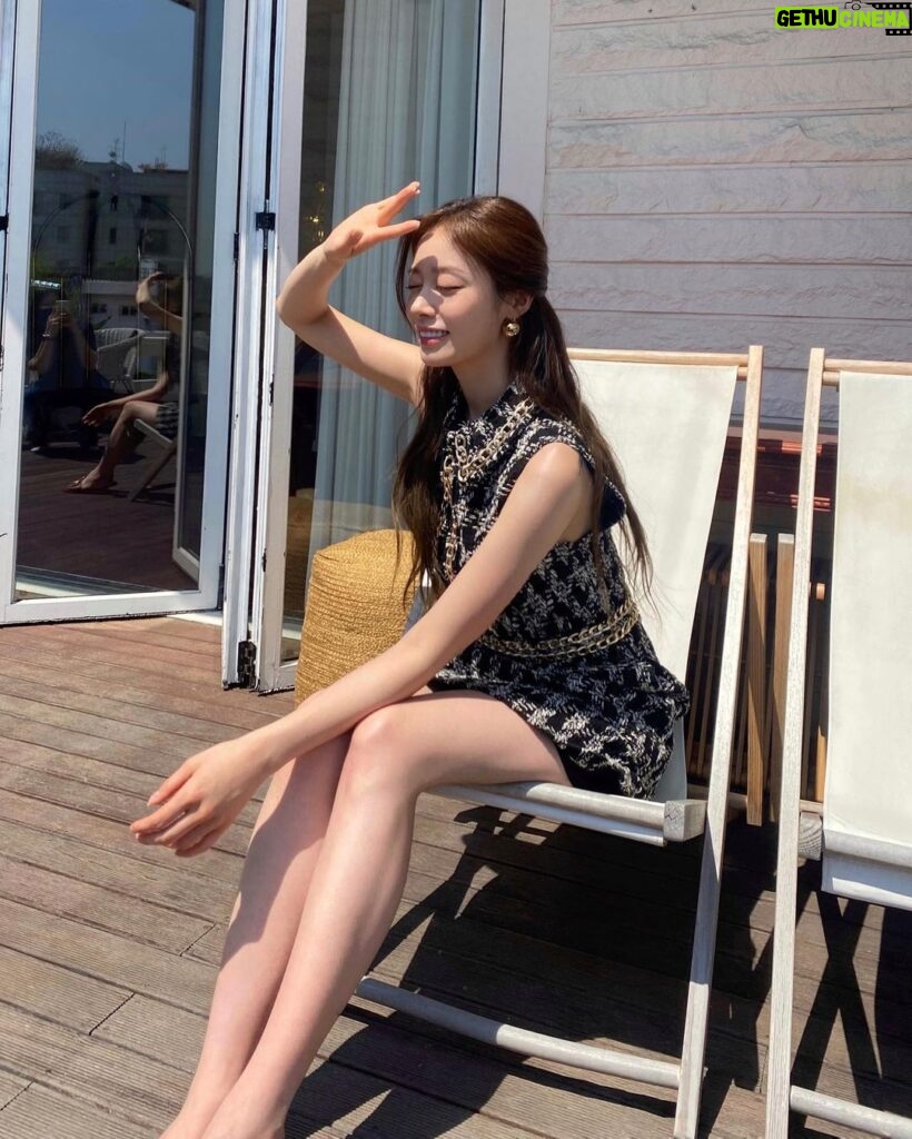 Park Ji-yeon Instagram - ☀️