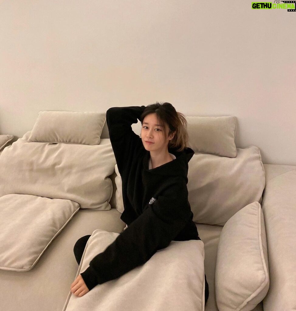 Park Ji-yeon Instagram - refresh🍀