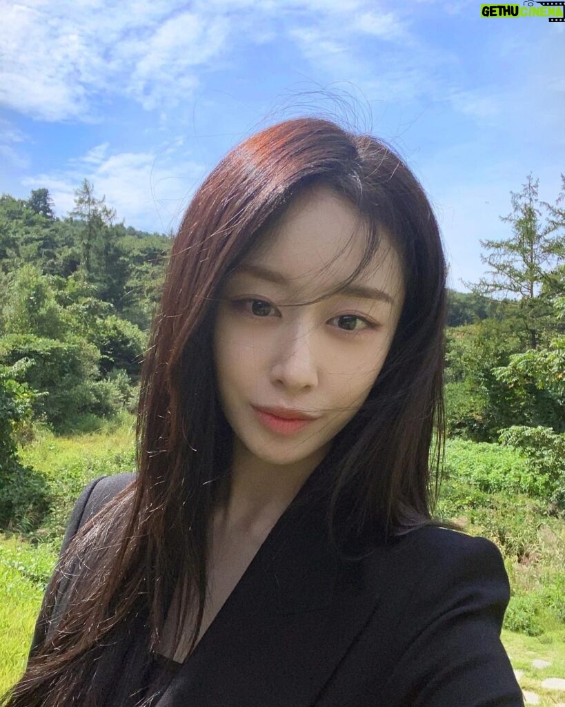 Park Ji-yeon Instagram - 👋🏻