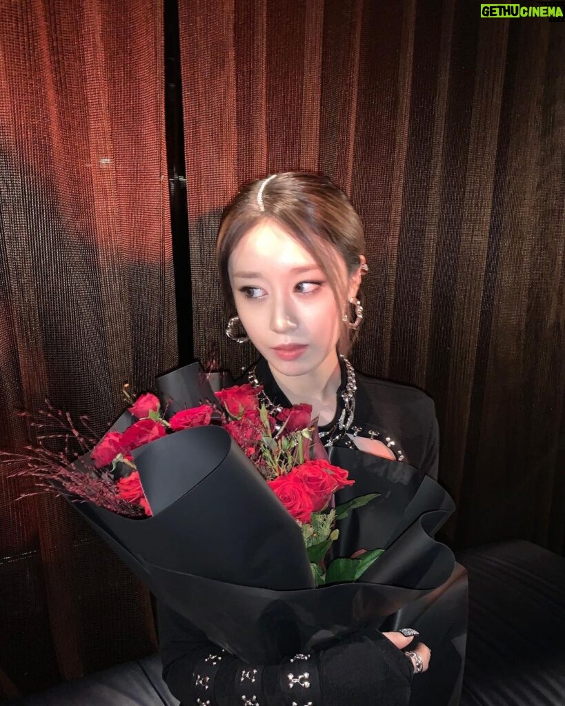 Park Ji-yeon Instagram - 반짝이는 내 가르마✨