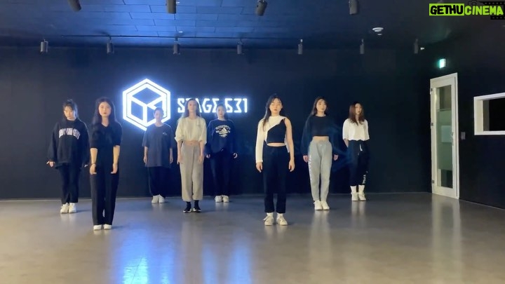 Park Ji-yeon Instagram - Choose one 🤔
